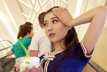 AISS爱丝(黄金版) – 索菲的“汽车医生”写真：车也有小秘密，你知道吗？
