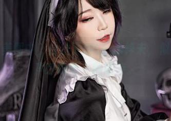 在这套美图中，白丝下的Leah梓未，似乎在轻声呼唤着一种期待。