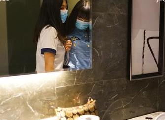 推荐ROSI最新资源：嫩学妹制服，伸手就想摸一把！