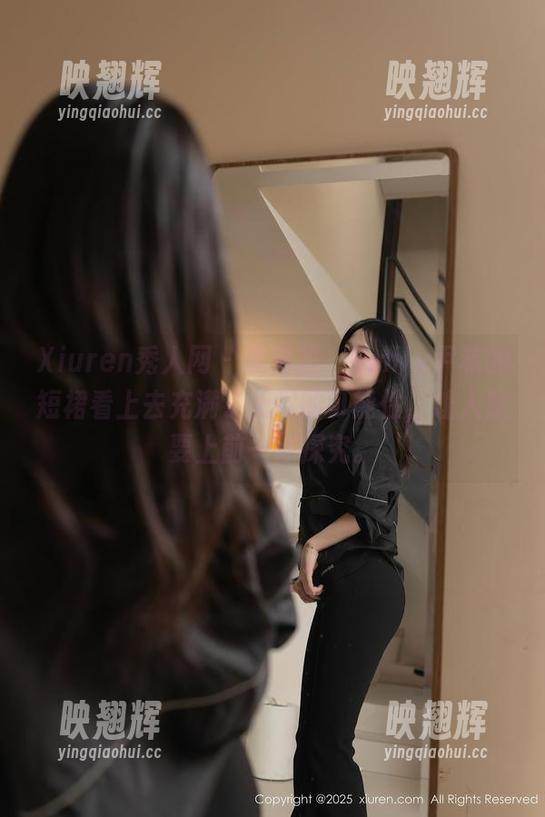 Xiuren秀人网-Emily尹菲 Xiuren秀人网 - 原图里,Emily尹菲的短裙看上去充满了无尽的可能性,让人想要上前一点探究。