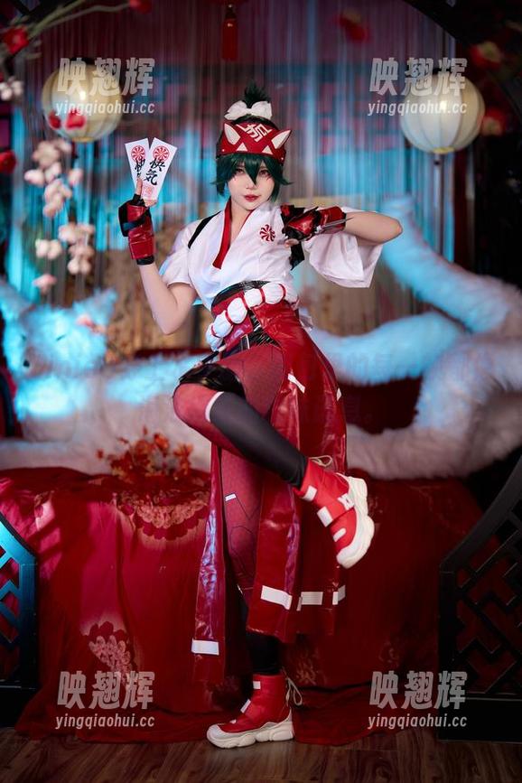 ZinieQ穿上水手服，图包里的每一帧都像海浪捎来的暧昧讯息。