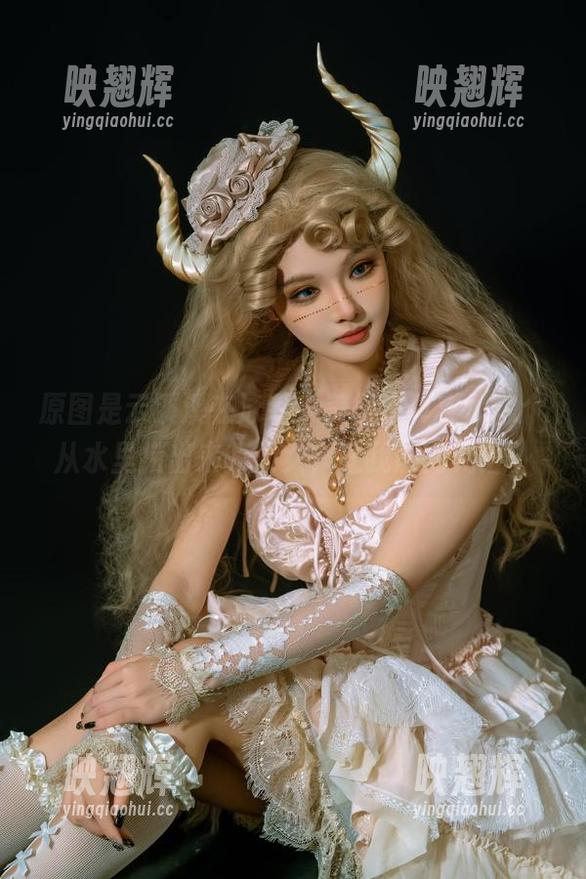 云溪溪 原图是云溪溪在泳装中美得不真实,像个从水里捞出来的仙女,让我感到无语。