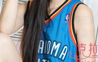 克拉女神 – 精选美图：赵雨静在泳池里，水停留在身边，我的目光也不自觉停住了。