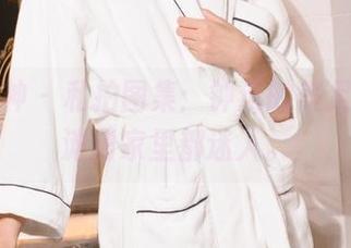 克拉女神 – 私拍图集：钟淇的美足，从沙滩到家里都迷人。