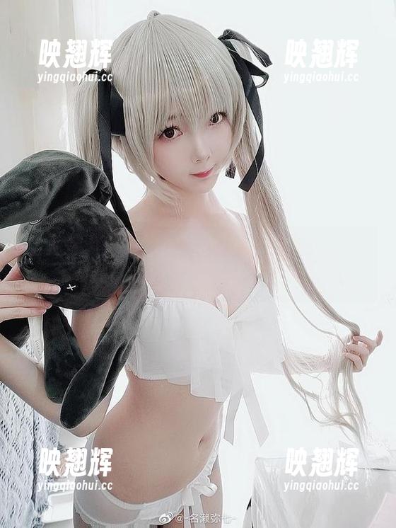 名濑弥七 名濑弥七的短裤套图分享,风要这么大也挡不住她的气场吧?