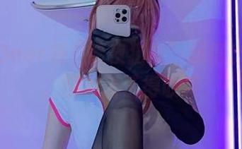 啾小妍Deer将“暗夜猫女”玩得出神入化，图包看了得收集