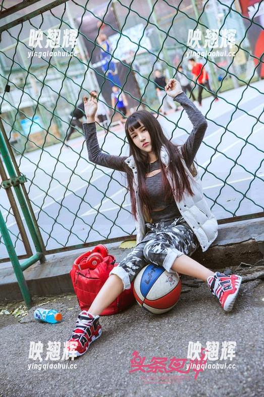 头条女神-杨漫妮 头条女神 - 大家都在聊杨漫妮的红裙,我却只盯着那个网盘不放。