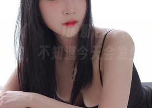 看着姜仁卿(강인경)的粉色内衣图包，就在心里默默想，不知道今天会发生什么惊喜？