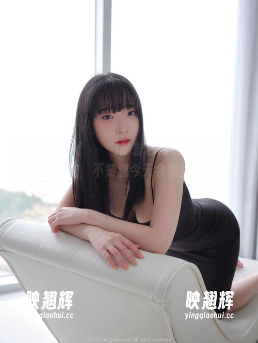 看着姜仁卿(강인경)的粉色内衣图包，就在心里默默想，不知道今天会发生什么惊喜？