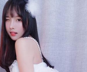 原图在此！小小奶瓶儿白色蕾丝装扮，画风突变了吧？