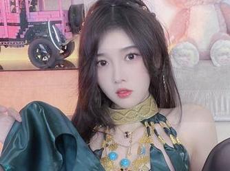 不要眨眼！小小奶瓶儿短裙美图精选，连风都在偷看！