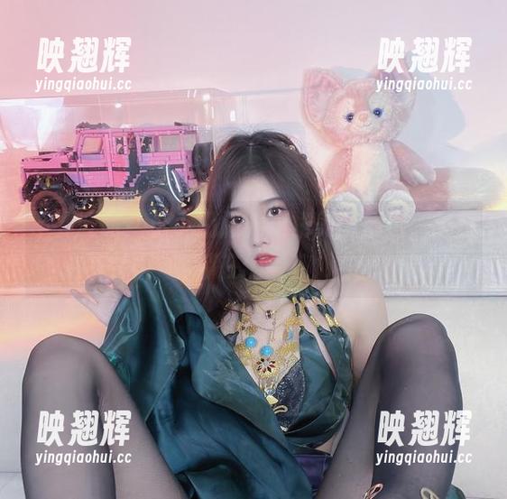 不要眨眼！小小奶瓶儿短裙美图精选，连风都在偷看！
