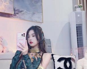 小小奶瓶儿的图册，就是一部JK风格的现场版，让我这种观众心里小鹿乱撞。