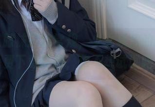 黑色过膝袜打破常规，少女秩序的短裙可免费下载原图，你不想试试吗？