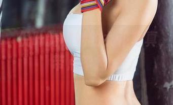尤果网 – 倪叶腾和她的女仆写真，甜蜜又带点嗔怪。