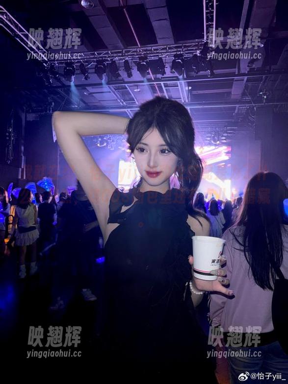 怡子yiii 我就在想,怡子yiii的豹纹搭配是为了什么…果然,这COS图包里还有点儿小暗藏。