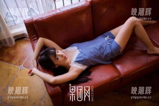 果团网-Miss琪 果团网 - 自由呼吸!Miss琪户外精选:让我们在草丛中练习猫步
