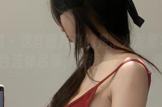 微密圈 – 这些图片真的是…火龙果羊的私房红色连体吊带，撩得我一愣一愣的。