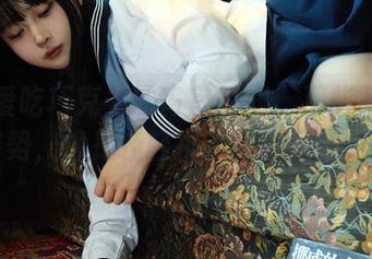 白莉爱吃巧克力的宵宫瞬间：那些不经意的姿势，像是轻轻挑动我心里的小弦。