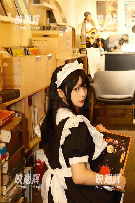谁来帮我挡挡视线？白莉爱吃巧克力连体衣写真太让人流连！