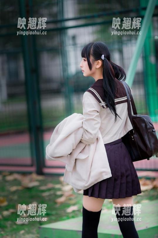 大冬天就来海边，神楽坂真冬的作品集更新有点反季节，但又有点惹人爱。