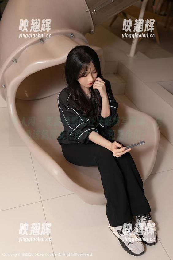 秀人网 - 更新频繁的汁汁最新写真集：是我该佩服女仆的力量，还是你们？