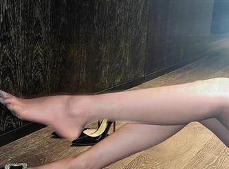 微密圈 – 在线看这组图片，有种想问脸红Dearie，脚到底跟袜子有什么深厚的渊源？