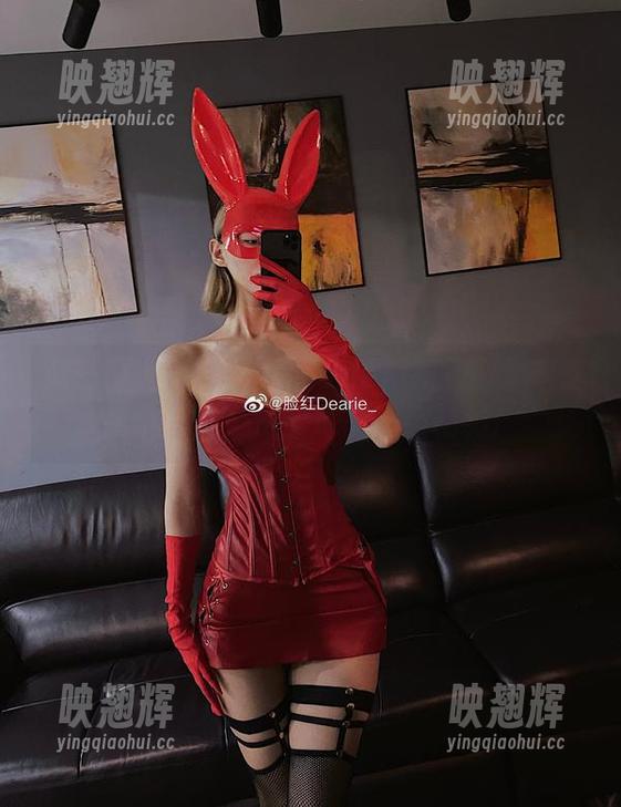 微密圈 - 在线与脸红Dearie的黑丝长腿撞个满怀，资源放得一手精彩！
