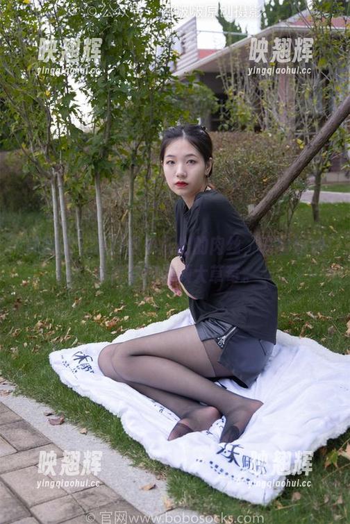 袜啵啵 - 从网盘中取出的肉丝，来看涵涵如何穿得像颗大草莓。