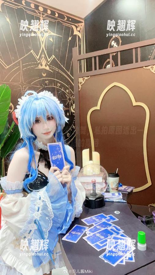 贝儿酱Miki的红裙独舞，私拍原图透出一丝模糊的期待