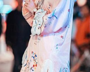 原图里藏着的阿包也是兔娘高跟鞋：小心，走路时可能会不小心撩到自己～