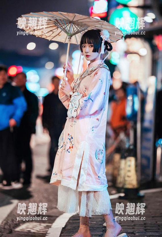 阿包也是兔娘 原图里藏着的阿包也是兔娘高跟鞋:小心,走路时可能会不小心撩到自己~