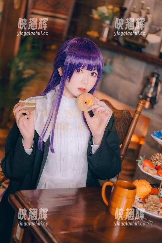 霜月shimo 年轻的脸庞里,霜月shimo的眼镜让cos不再单调,萌和酷到极致