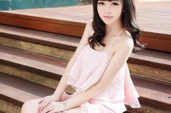青豆客 – 今日份更新：梦娜Vanessa的红裙美图，先来先得，后悔的我可不管哦！