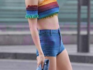 魔镜街拍 – 婷婷的工作日常：黑丝美图，撩拨你的双眼