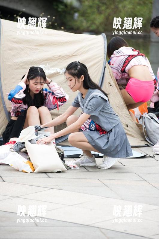 魔镜街拍-婷婷 魔镜街拍 - 图片全集:婷婷的包臀灰裙,午后不止是休闲