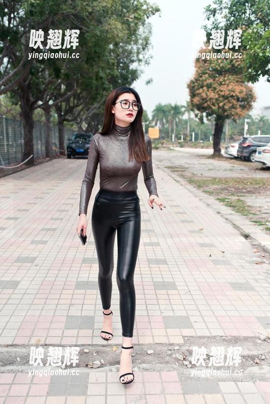 魔镜街拍-艾小青 魔镜街拍 - 艾小青的旗袍街拍精选:我以为我爱的是旗袍,结果却是爱上了她的神态。