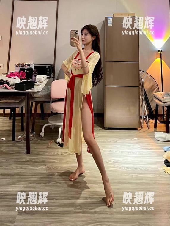 微密圈 - 这个秋天，黎允熙美腿玉足的写真套图告别了绵羊腿，直上云端！